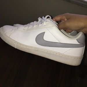NIKE white leather court royale majestic sneakers sz 9 women’s
